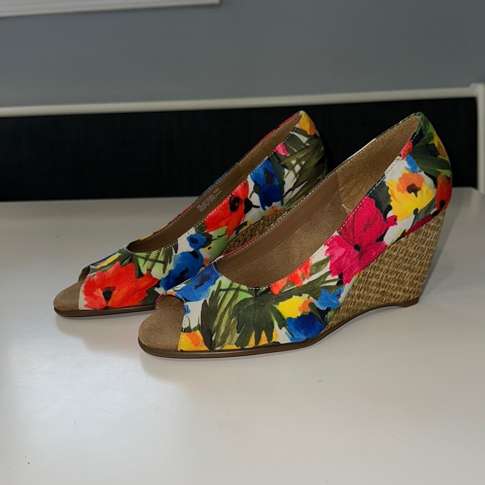 A2 Aerosoles floral wedges size 9